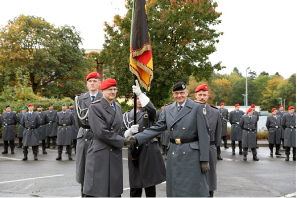 Bild: Bundeswehr / Rothe (Übergabe des AHEntwg)